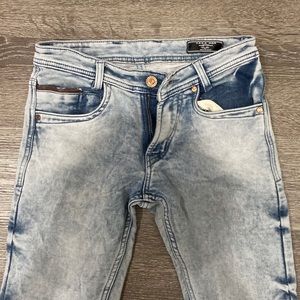 Light blue jeans. W 28